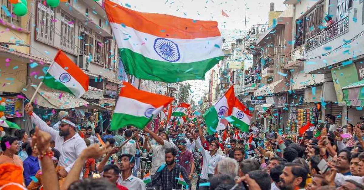 महराजगंज में निकाली गई तिरंगा यात्रा, भारी संख्या में शामिल हुए लोग